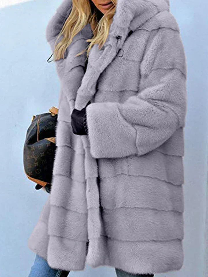 Chaqueta con capucha de piel sintética. Parka con parte delantera abierta