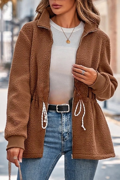 Elegante chaqueta con cremallera y puños para mayor comodidad y estilo