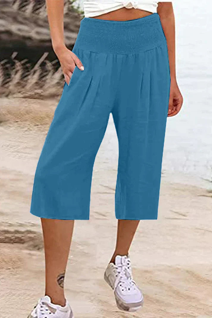 pantalón liso monocolor con cintura alta y perneras anchas, largo medio