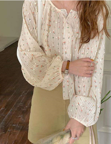 Blusa Floral Cuello en V - Detalles de Hilo Francés y Mangas Largas