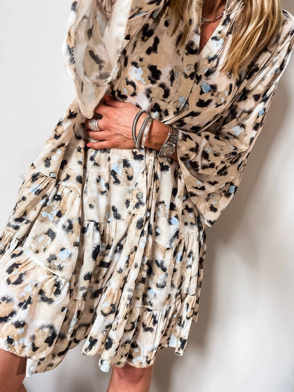 vestido túnica azul hielo con leopardo