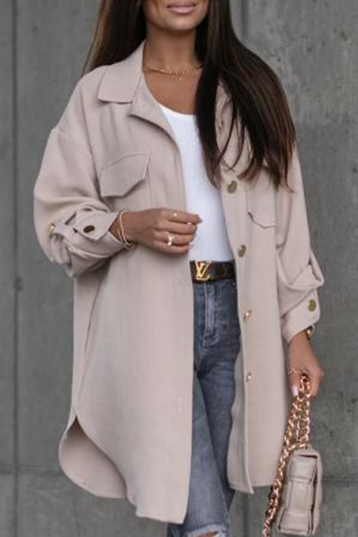 Chaqueta con bolsillos de parche y cuello abatible para un confort elegante