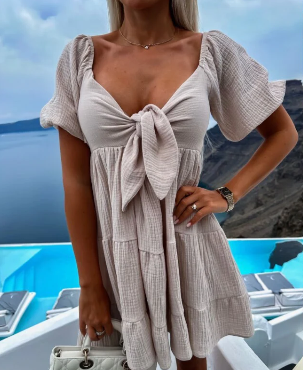 Encantador vestido de verano con mangas abotonadas