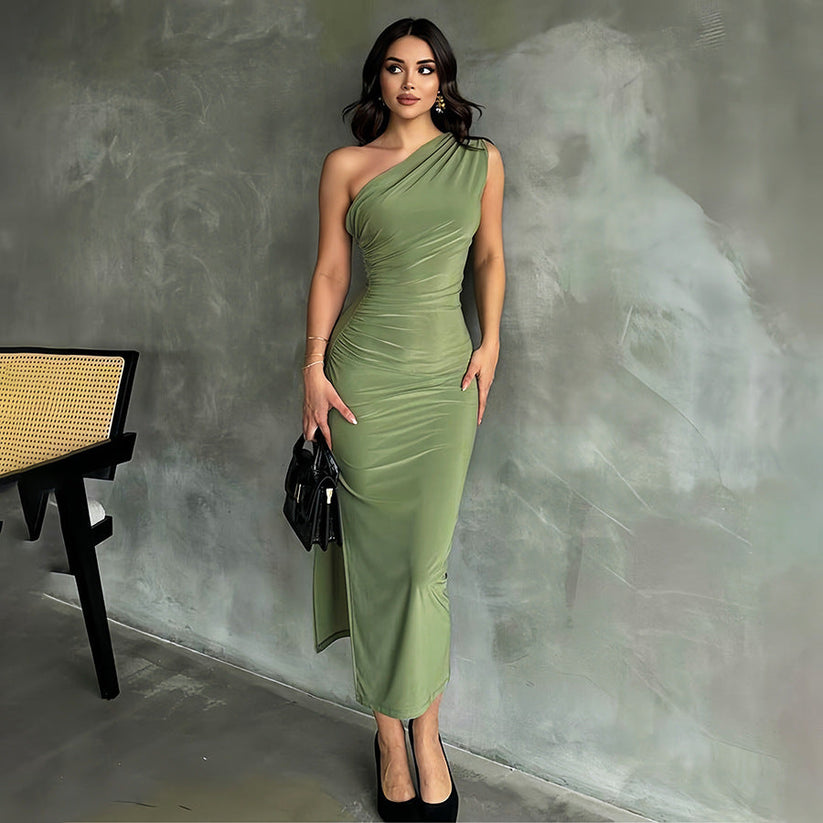 Elegante vestido largo de un hombro con un diseño refinado