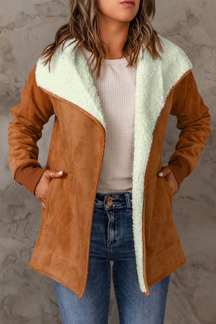 Elegante chaqueta de plumón de manga larga y corte estilizado