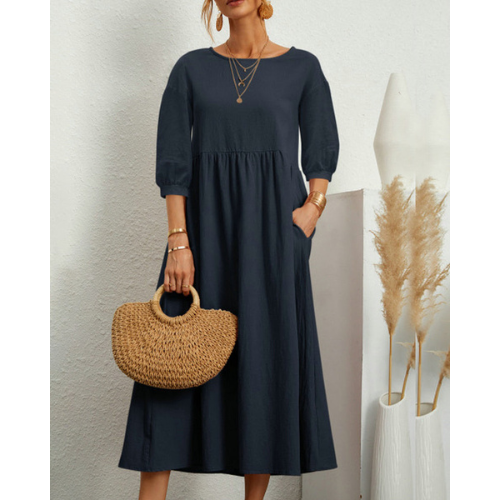 Elegante vestido de verano con smoking y detalles románticos