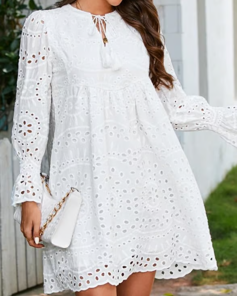 Vestido corto de encaje con encanto intemporal