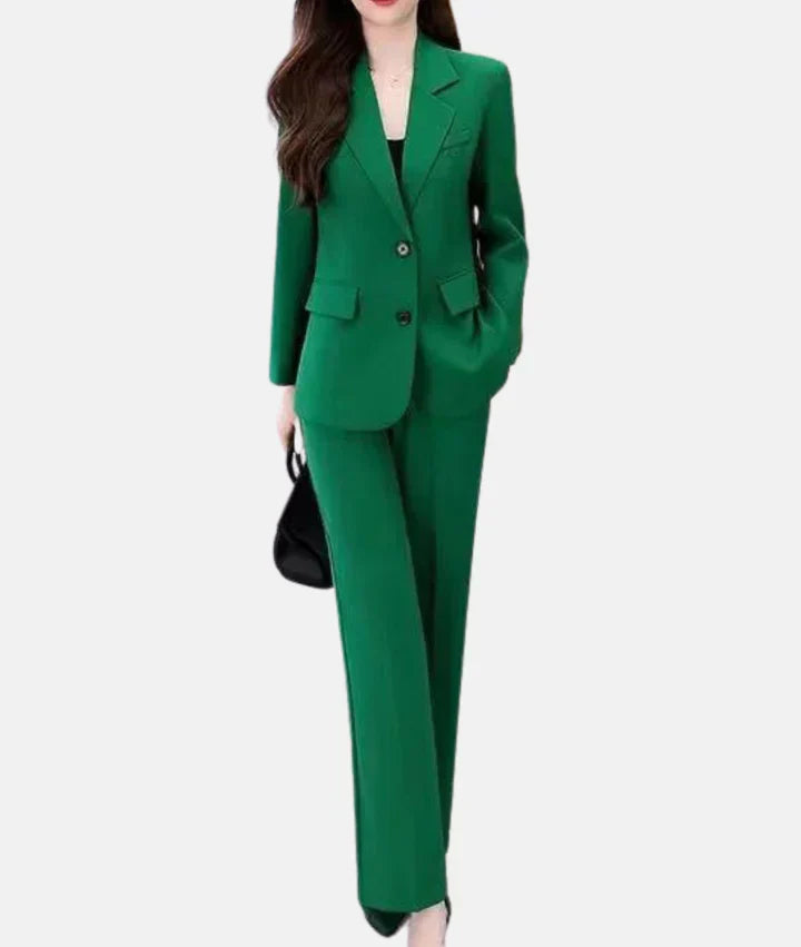 Elegante traje pantalón con americana entallada