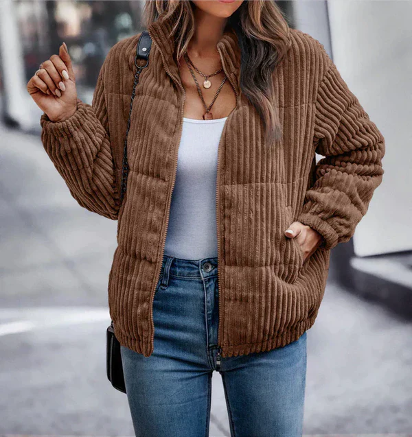 Chaqueta moderna de diseño lacónico para todas las ocasiones