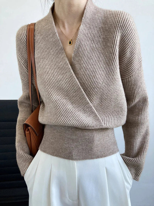 Elegante jersey cruzado con escote profundo
