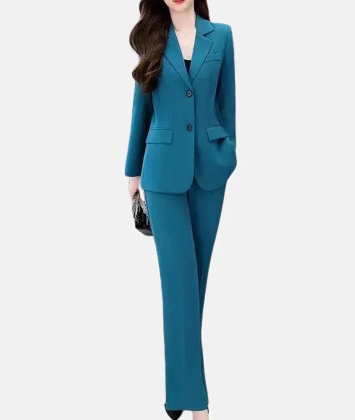 Elegante traje pantalón con americana entallada