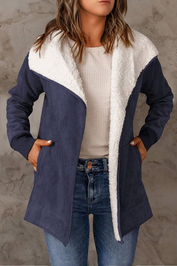 Elegante chaqueta de plumón de manga larga y corte estilizado