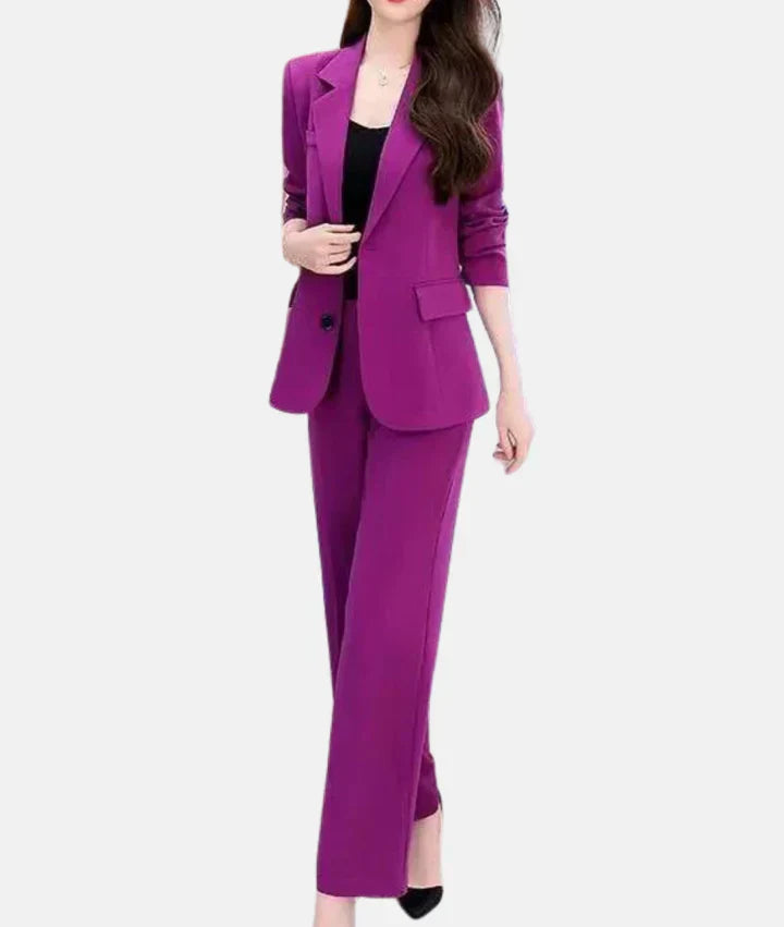 Elegante traje pantalón con americana entallada