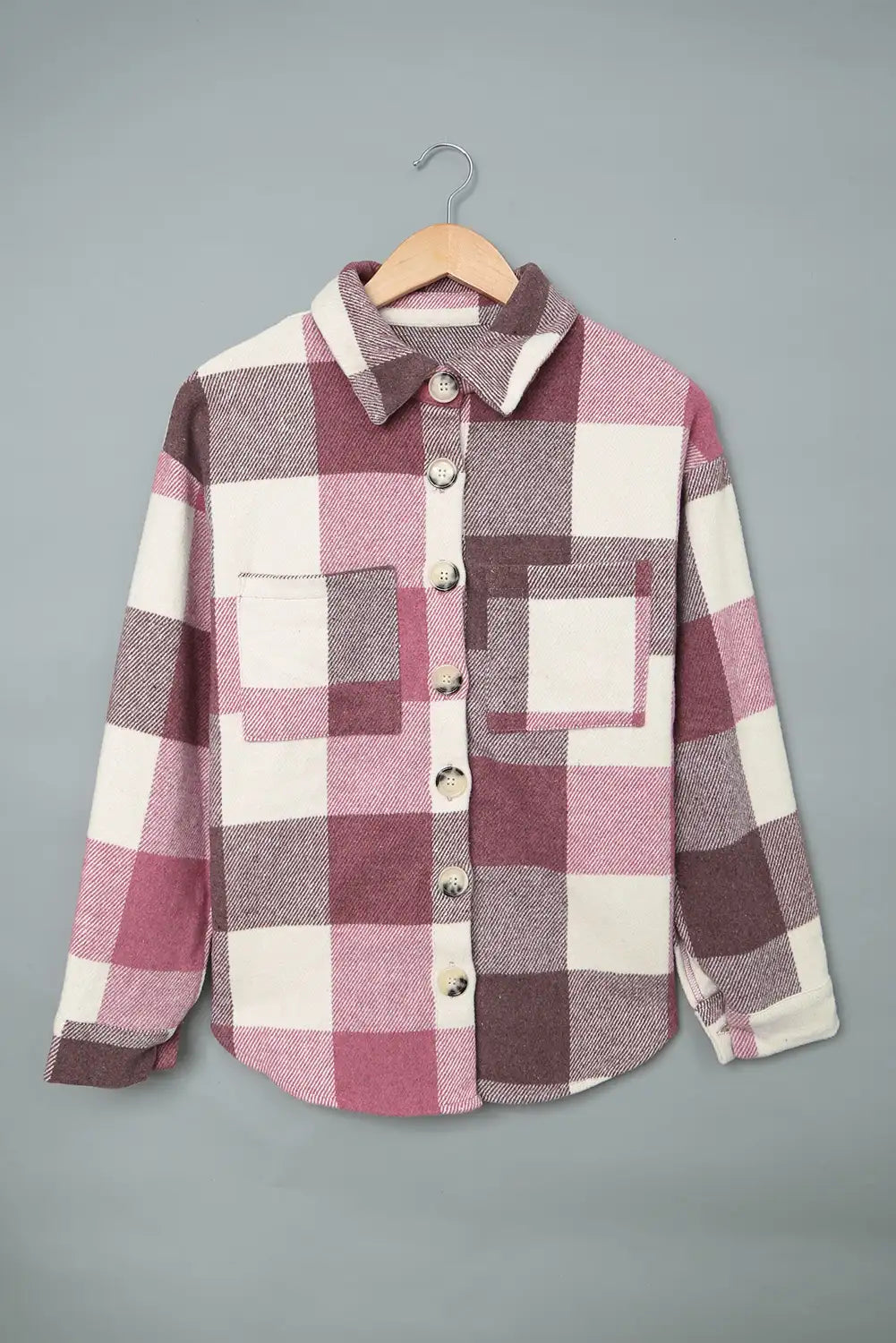 Chaqueta de cuadros caqui con bloques de color para un estilo invernal sin esfuerzo