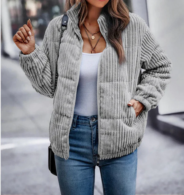 Chaqueta moderna de diseño lacónico para todas las ocasiones
