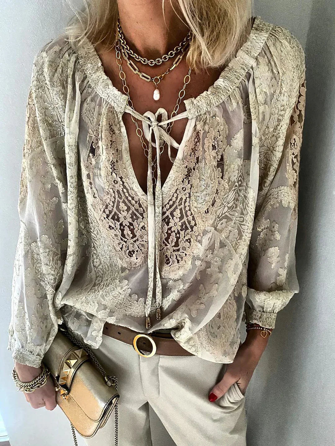 Raya - blusa de gasa y encaje con cuello de pico