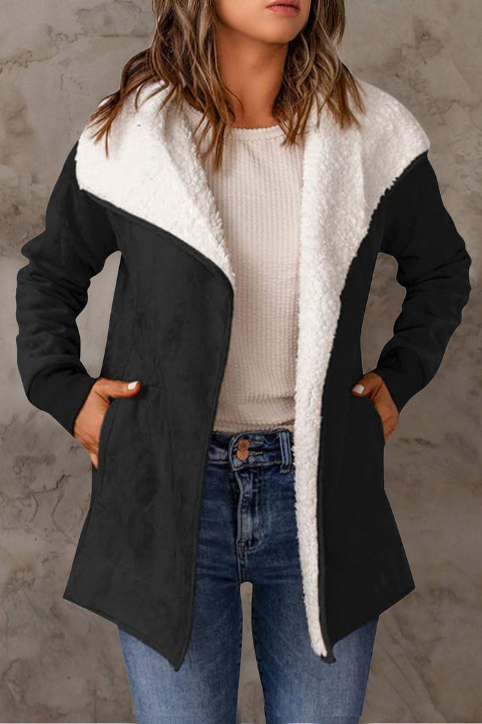 Elegante chaqueta de plumón de manga larga y corte estilizado