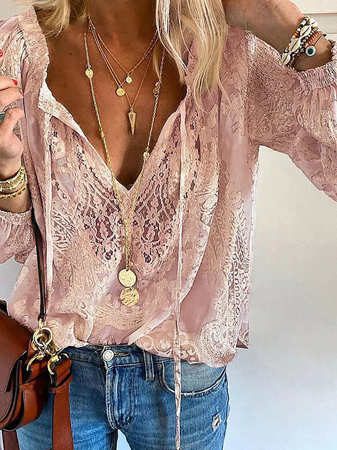 Raya - blusa de gasa y encaje con cuello de pico