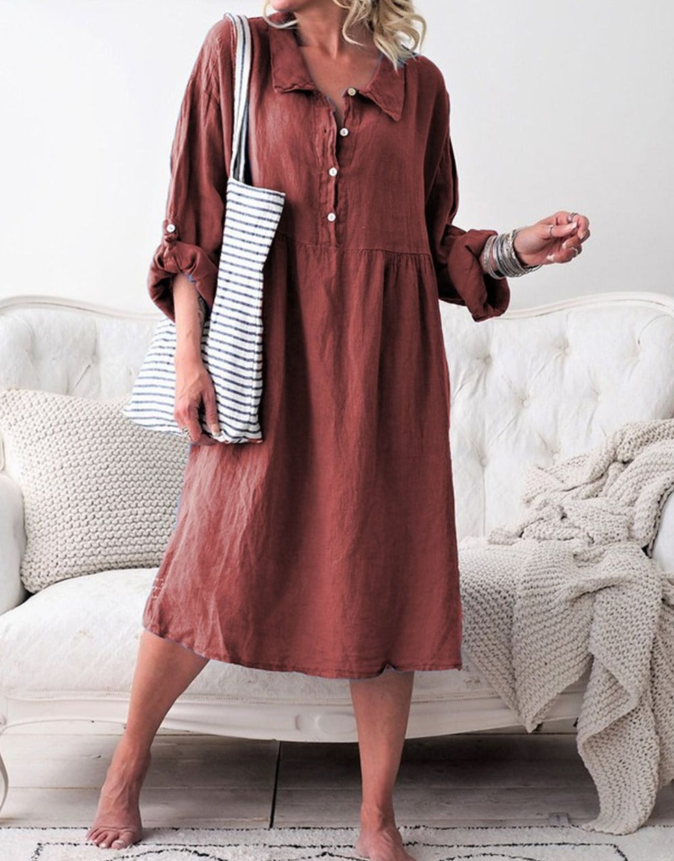 Vestido básico de tela con botones y cuello camisero de manga larga