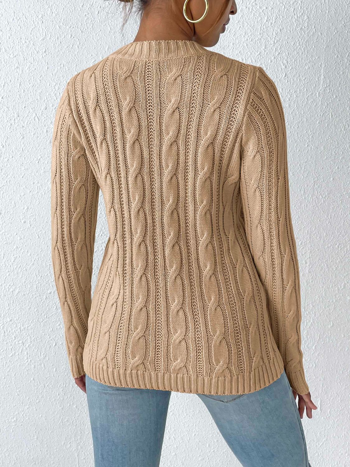 Elegante jersey con estampado tejido y delicados detalles de perlas