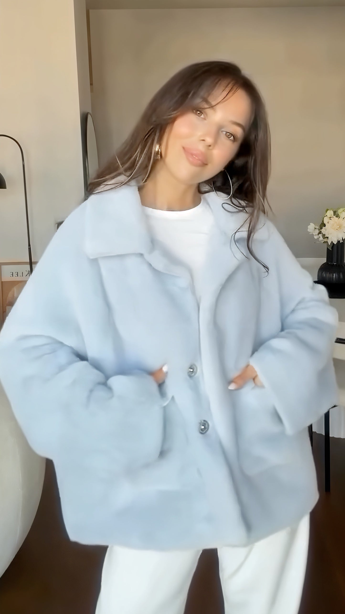 Chaqueta suave con bolsillos y cuello plegable para mayor comodidad y estilo
