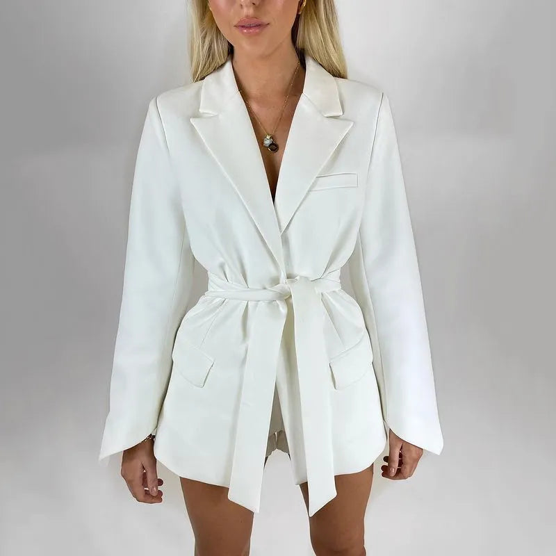 Chaqueta con cinturón: la solución perfecta para crear una silueta sofisticada