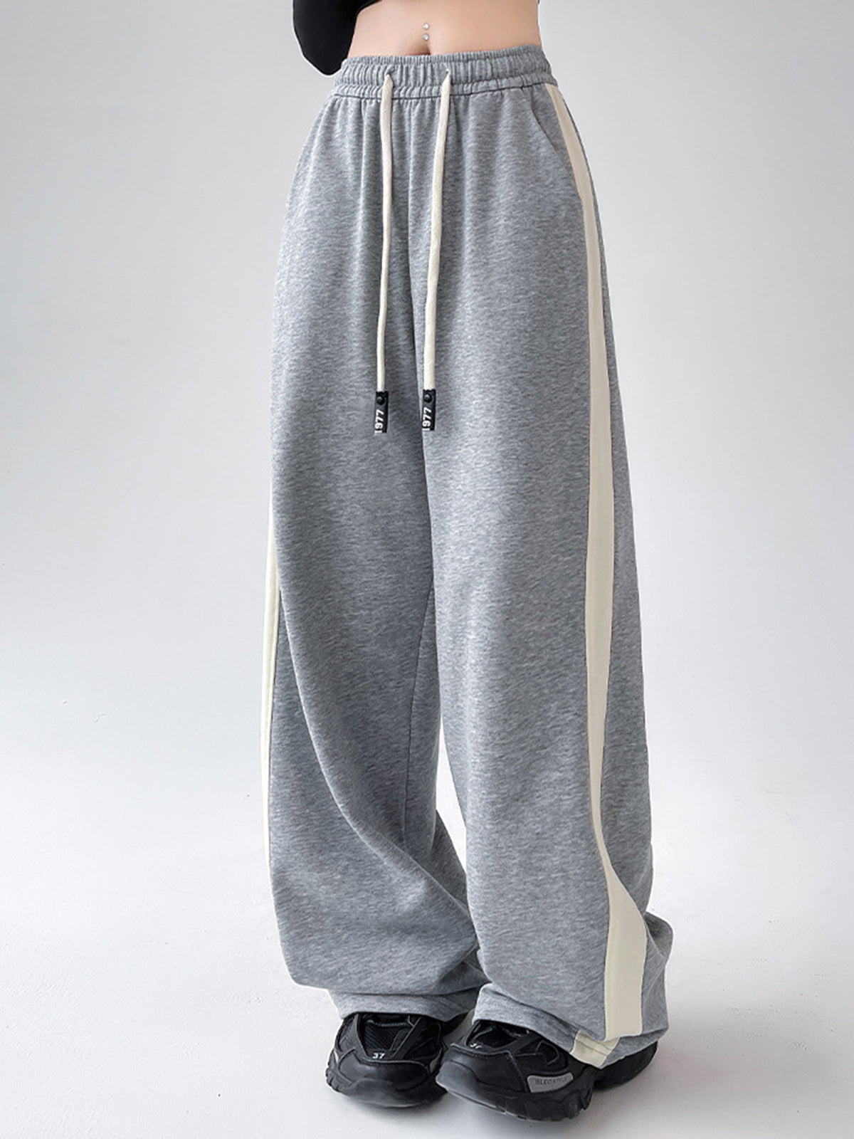 Pantalón de chándal de pernera ancha con cordón y ribete de contraste
