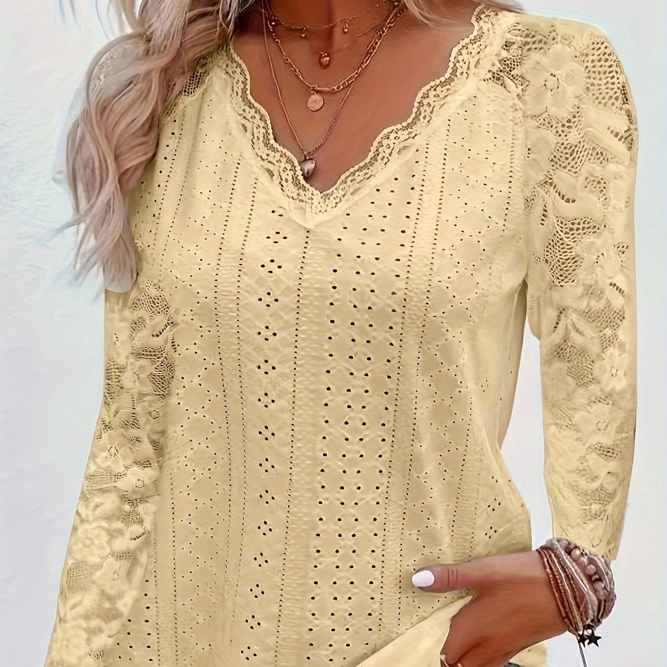 Camiseta con cuello en V de encaje en contraste - Tejido suave y ajuste flexible