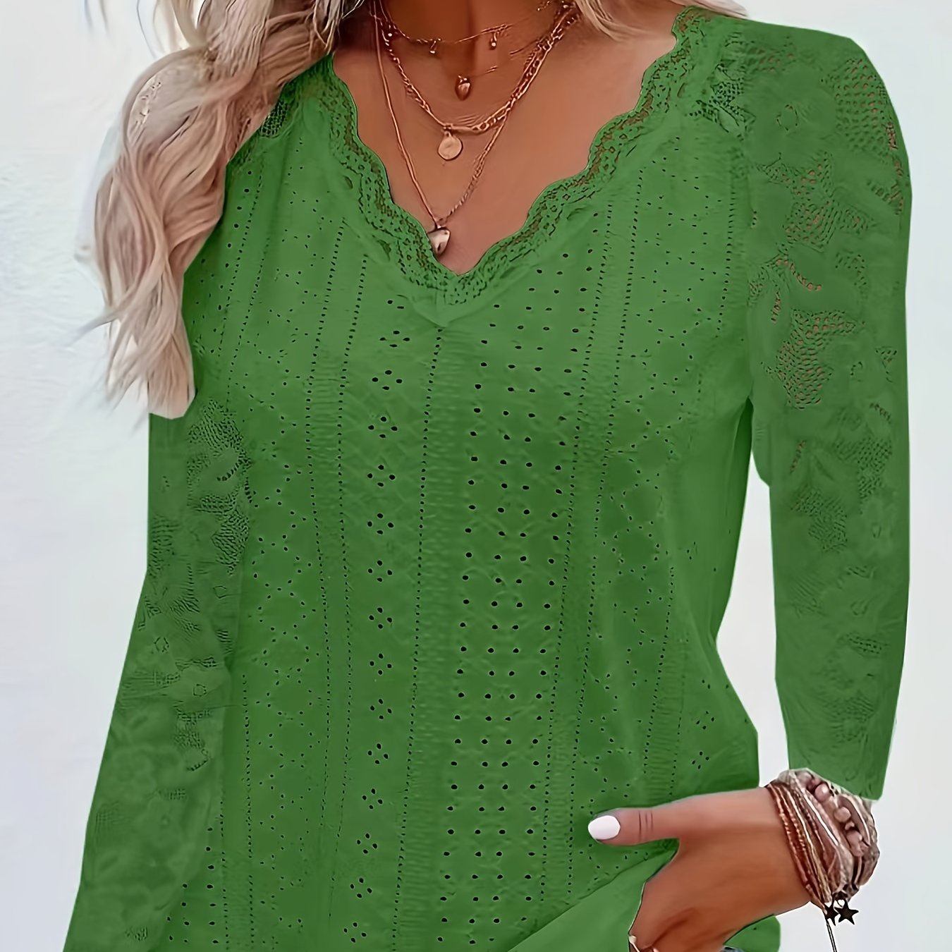 Camiseta con cuello en V de encaje en contraste - Tejido suave y ajuste flexible
