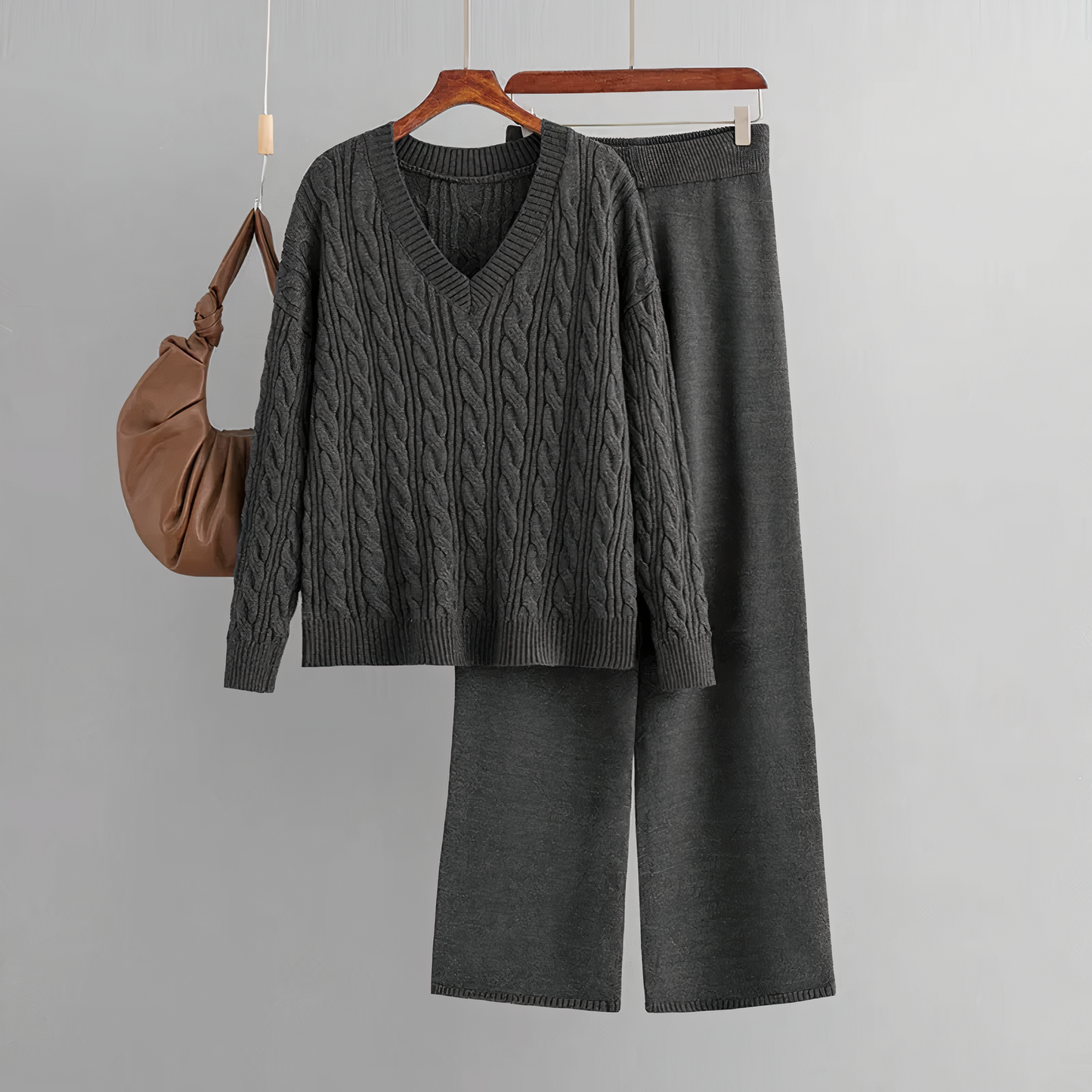 Conjunto de moda con cuello en V | Elora