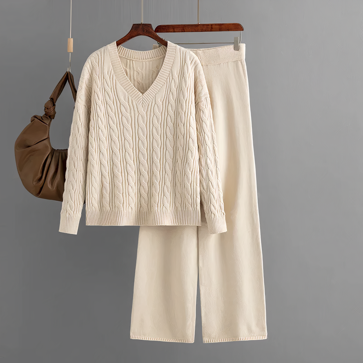 Conjunto de moda con cuello en V | Elora