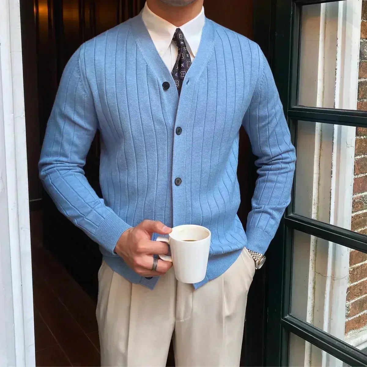 Elegante chaqueta de punto con cuello de pico para hombre