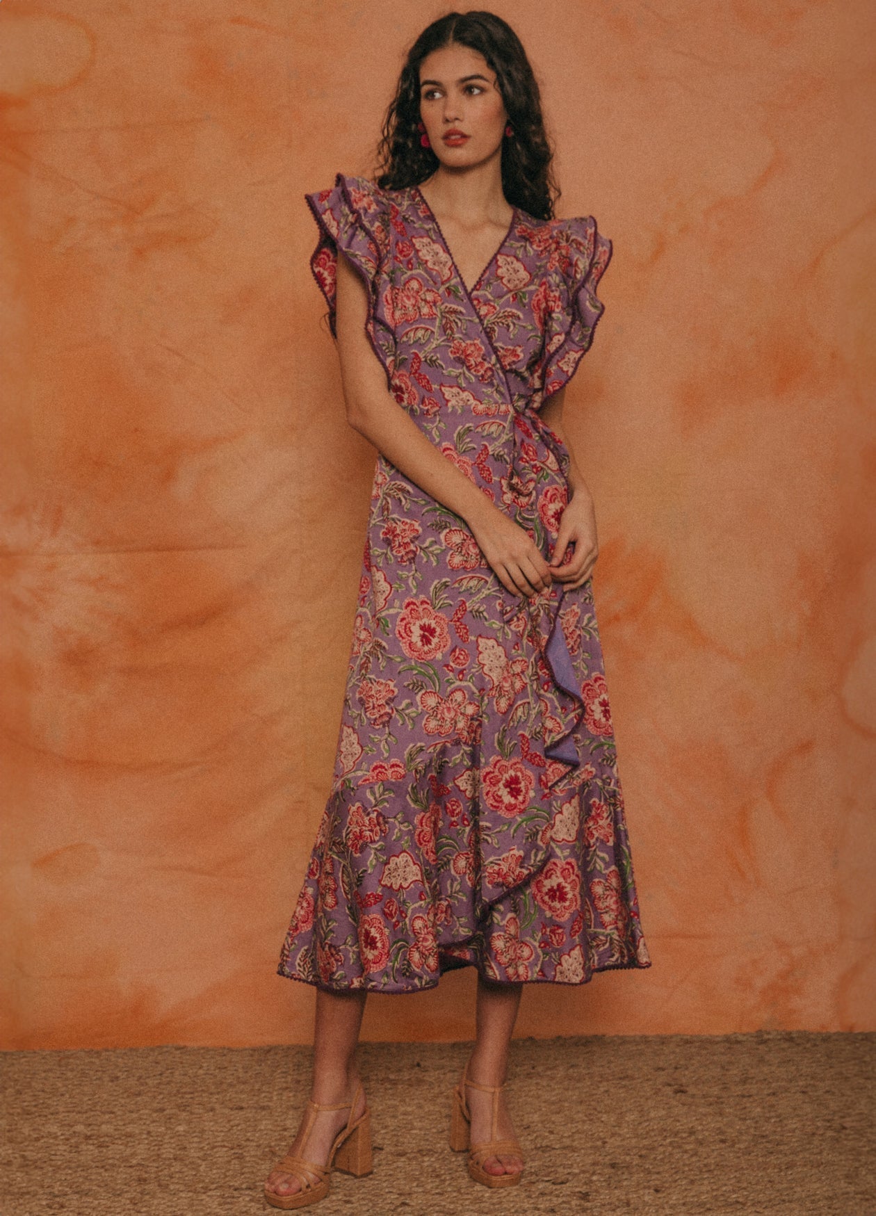 Elegante vestido midi con estampado floral retro y mangas sueltas de mariposa