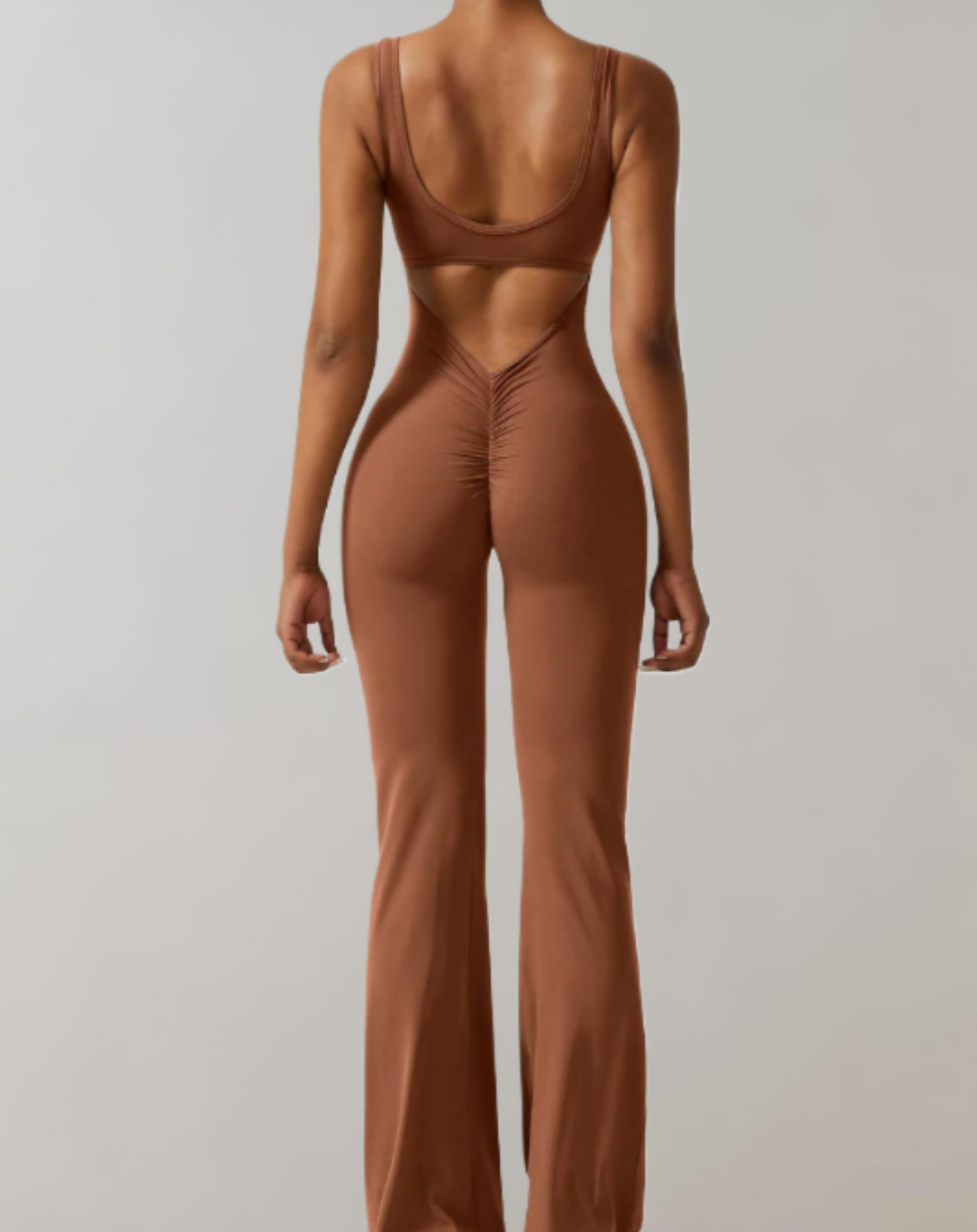 Clémence - Mono bodycon cuello halterneck y pantalón con mangas de campana