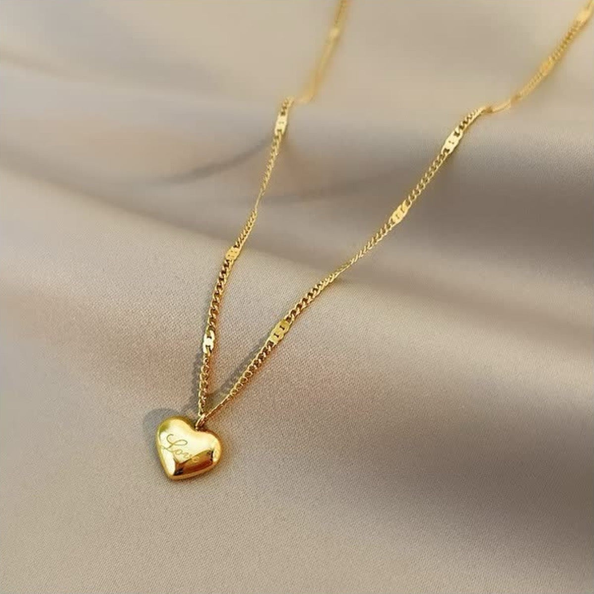 Elegante collar Corazón Dorado para mujer