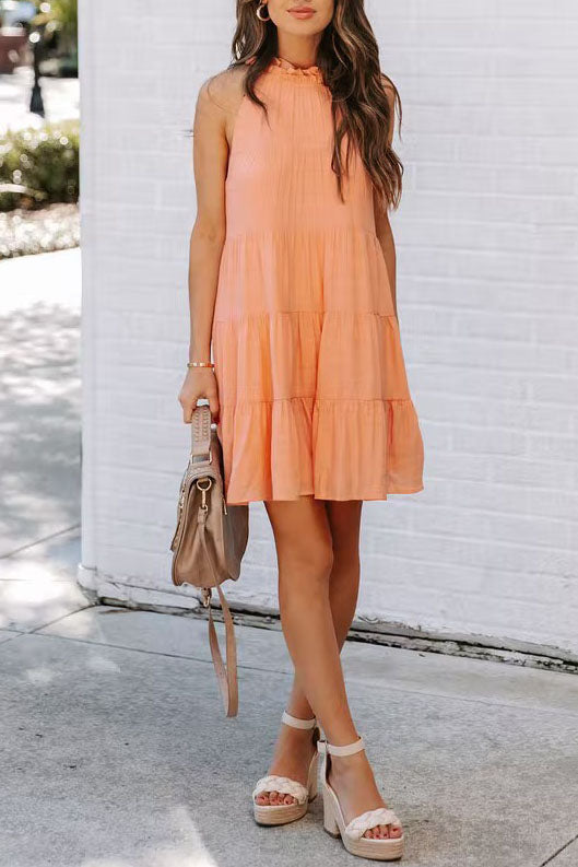 Elegante vestido con falda acampanada y escote plisado