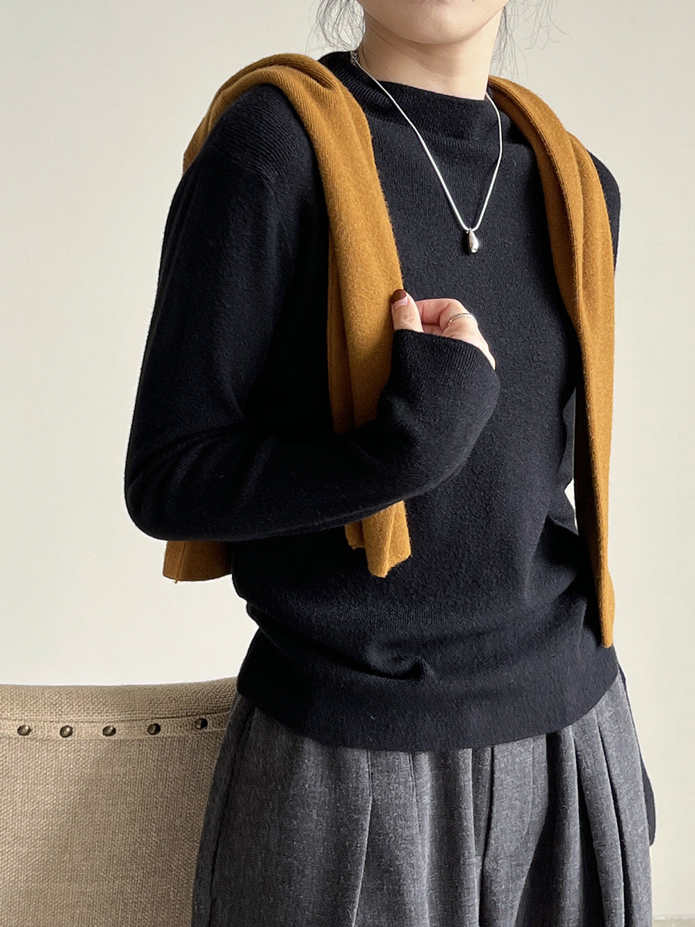 Jersey de mujer de medio cuello con textura suave