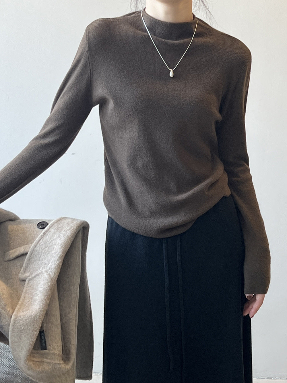 Jersey de mujer de medio cuello con textura suave