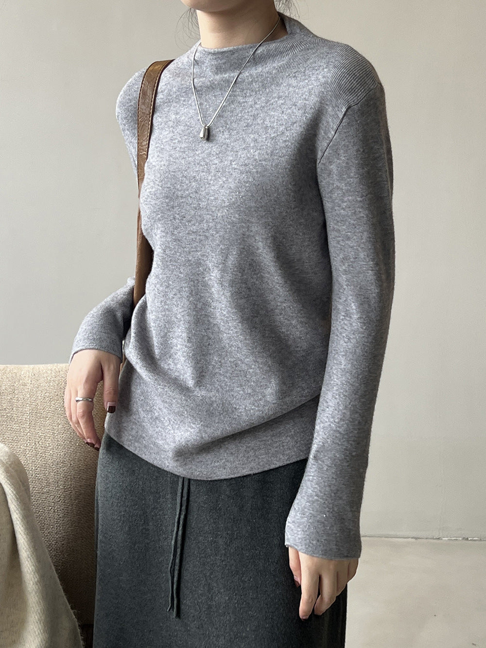 Jersey de mujer de medio cuello con textura suave