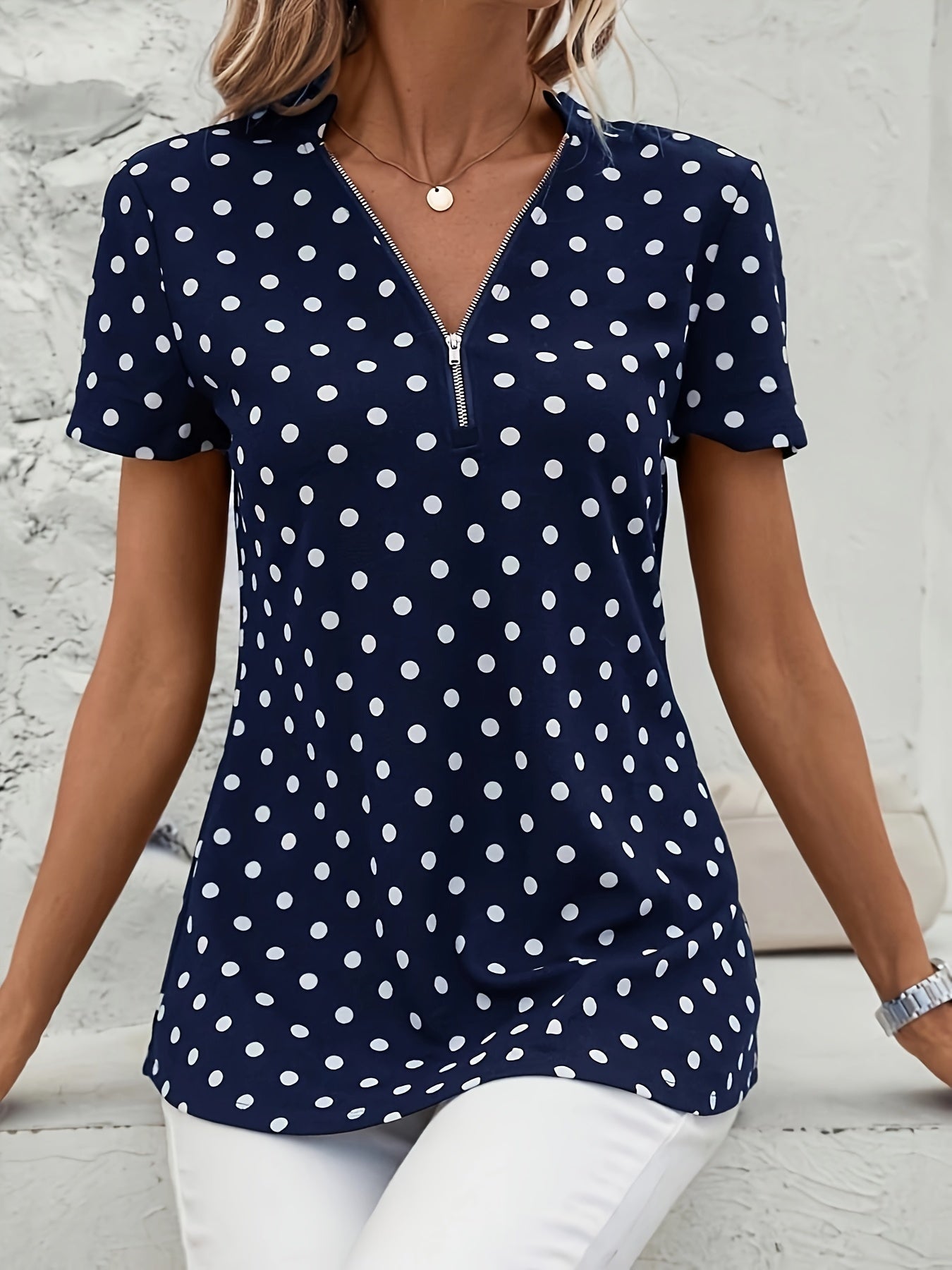 Blusa de lunares con cuello en V, cremallera frontal y mangas cortas