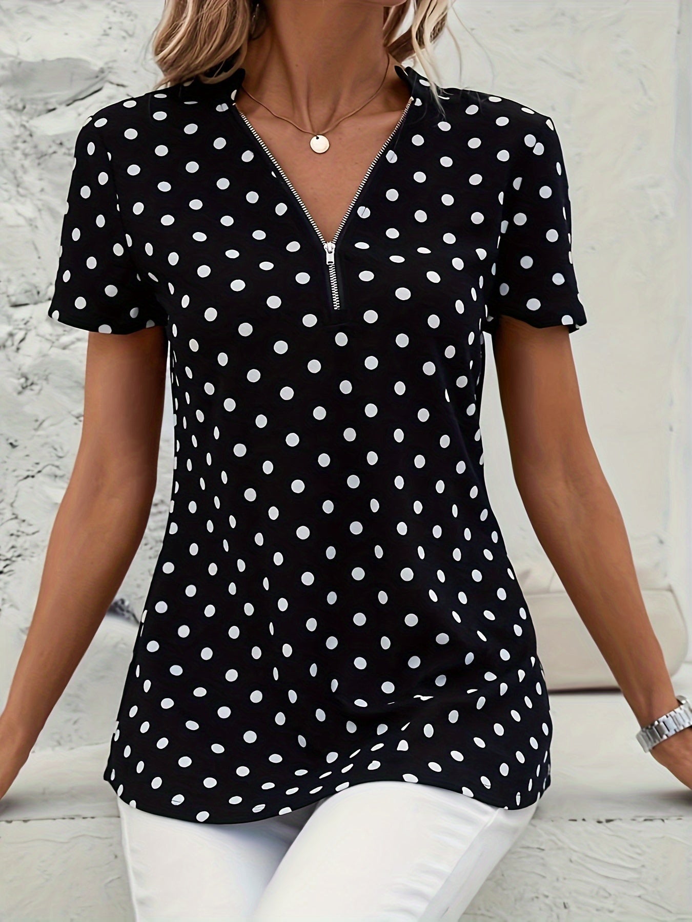 Blusa de lunares con cuello en V, cremallera frontal y mangas cortas