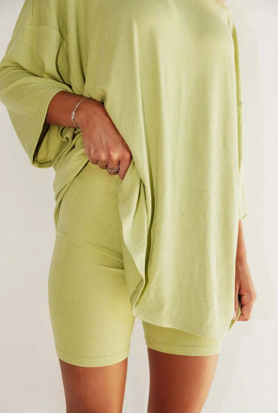 Conjunto de salón para mujer con camiseta oversize y pantalón corto biker