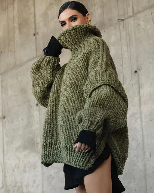 Un elegante jersey holgado con cuello ancho y mangas largas para un look acogedor.