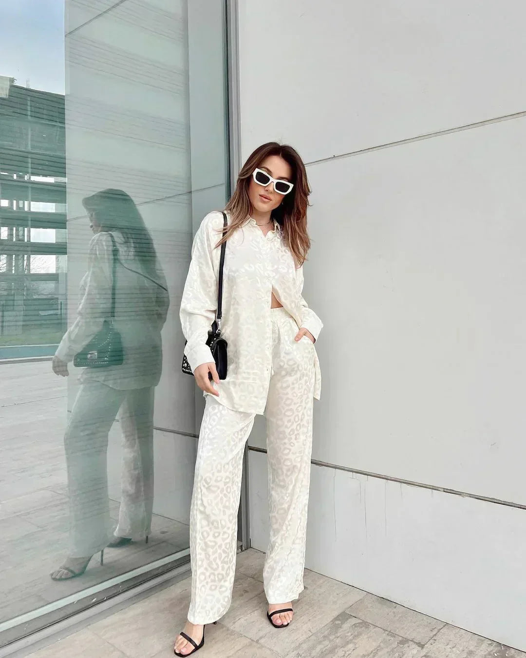 Elegante blusa abotonada y pantalón de pata ancha