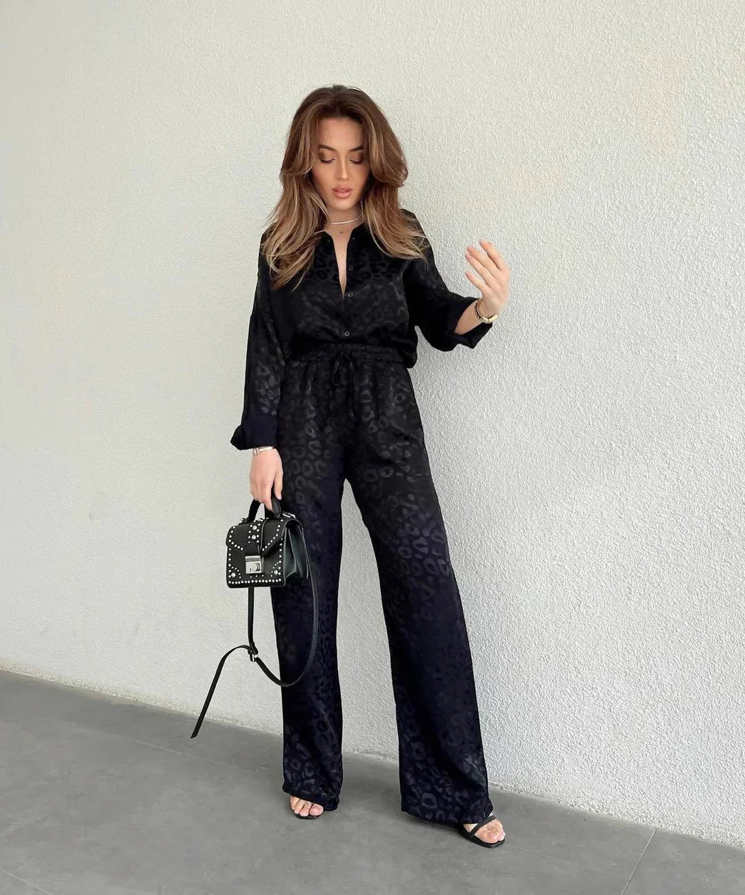 Elegante blusa abotonada y pantalón de pata ancha