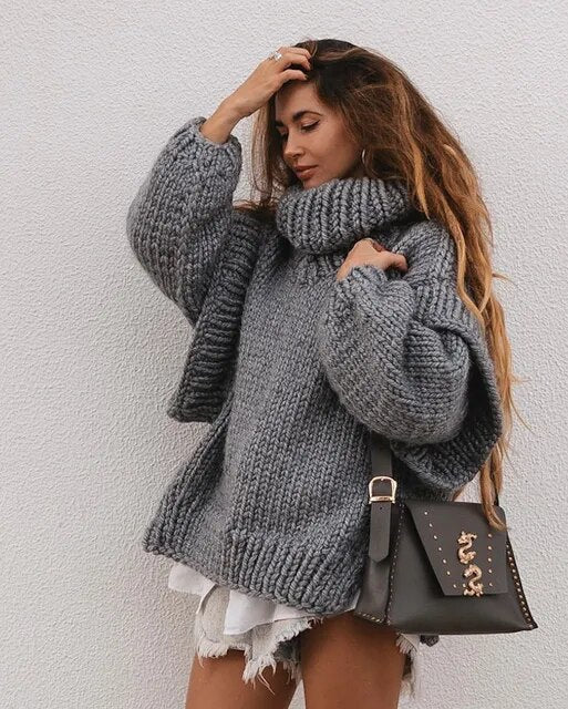 Un elegante jersey holgado con cuello ancho y mangas largas para un look acogedor.