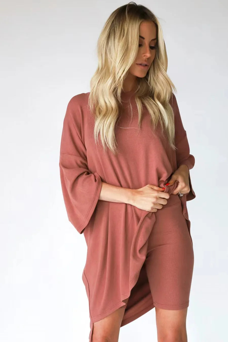 Conjunto de salón para mujer con camiseta oversize y pantalón corto biker