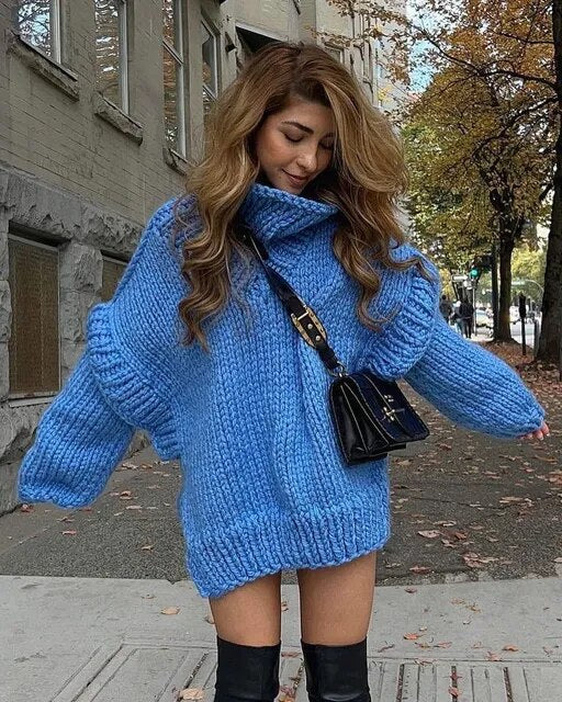 Un elegante jersey holgado con cuello ancho y mangas largas para un look acogedor.