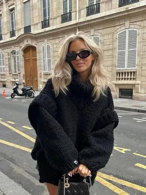 Un elegante jersey holgado con cuello ancho y mangas largas para un look acogedor.