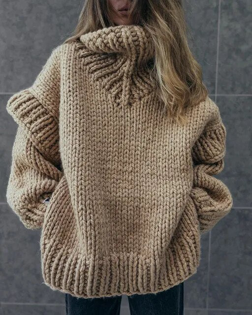 Un elegante jersey holgado con cuello ancho y mangas largas para un look acogedor.